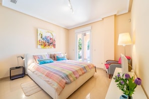 Room - Villa 'Beachside with Great Sea View' with Sea View, Wi-Fi and Air Conditioning (Benalmádena)