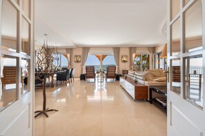 Una televisión, videojuegos, un reproductor de DVD