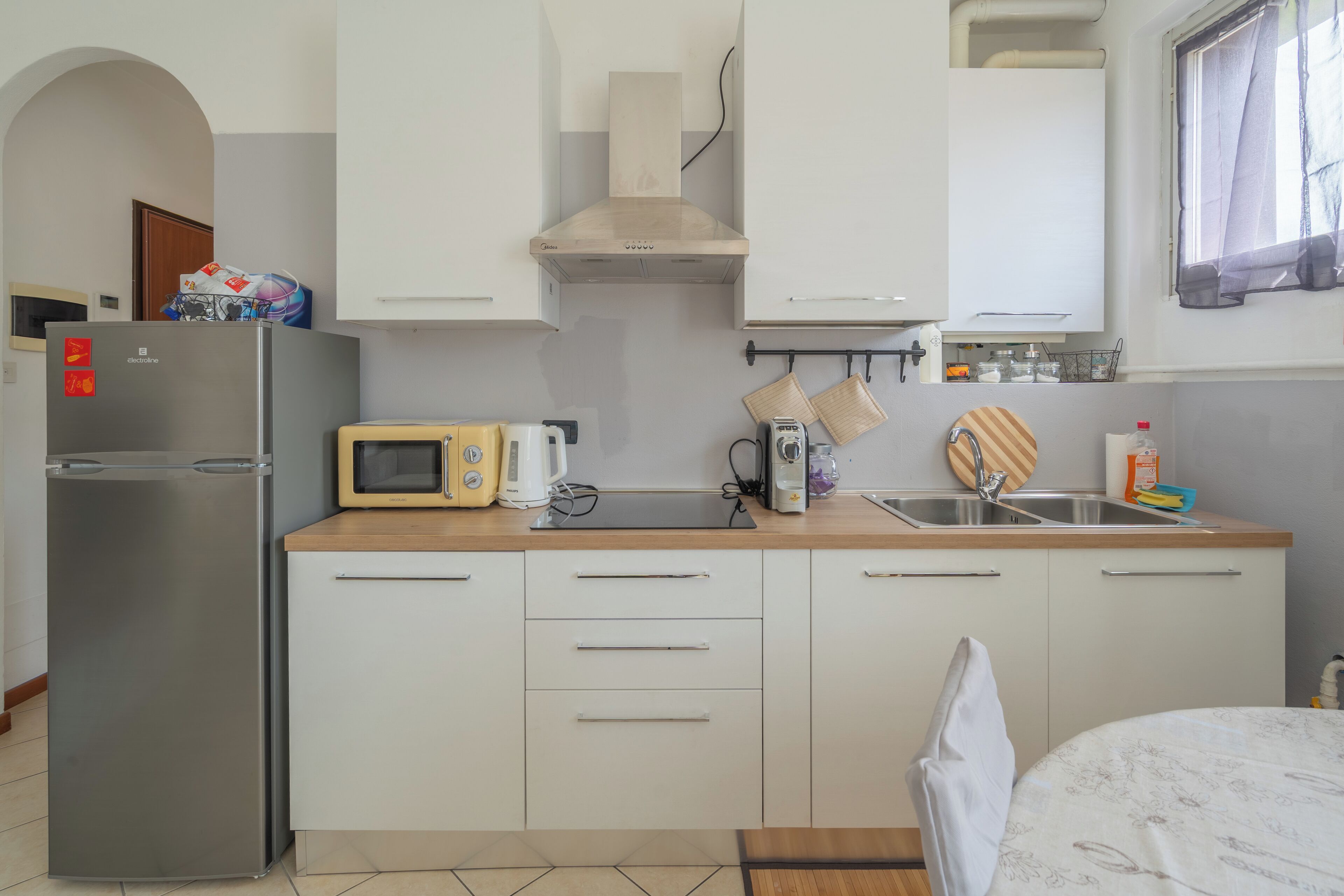 Frigorifero, microonde, piano cottura, macchina per tè/caffè