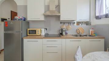 Frigorifero, microonde, piano cottura, macchina per tè/caffè