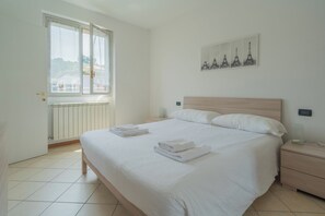 1 bedroom, travel cot, free WiFi, bed sheets - Apartment in the center of Bergamo and at the foot of the city high with private parking (Bergamo)