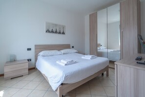 1 bedroom, travel cot, free WiFi, bed sheets - Apartment in the center of Bergamo and at the foot of the city high with private parking (Bergamo)