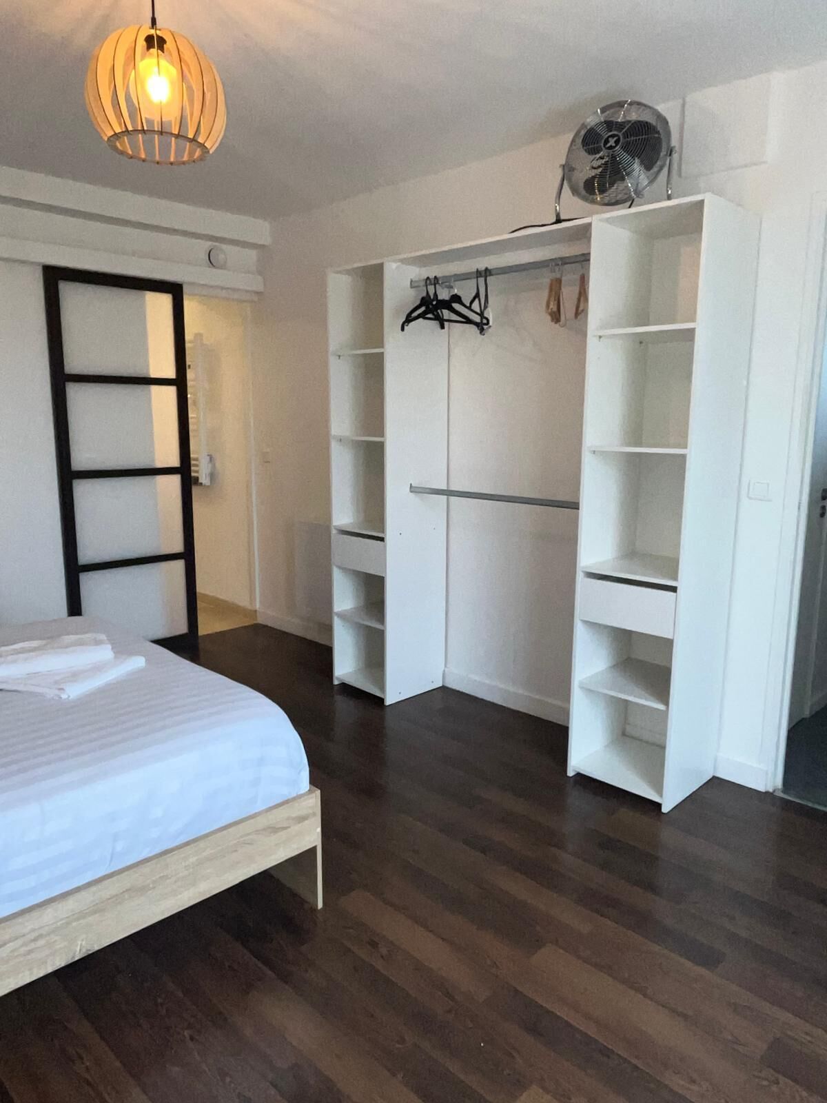 5 室のベッドルーム、アイロン / アイロン台、WiFi、ベッドシーツ