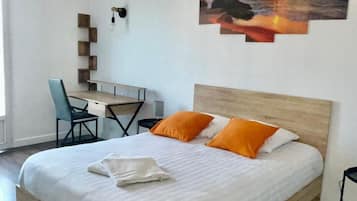 5 bedrooms, iron/ironing board, WiFi, bed sheets