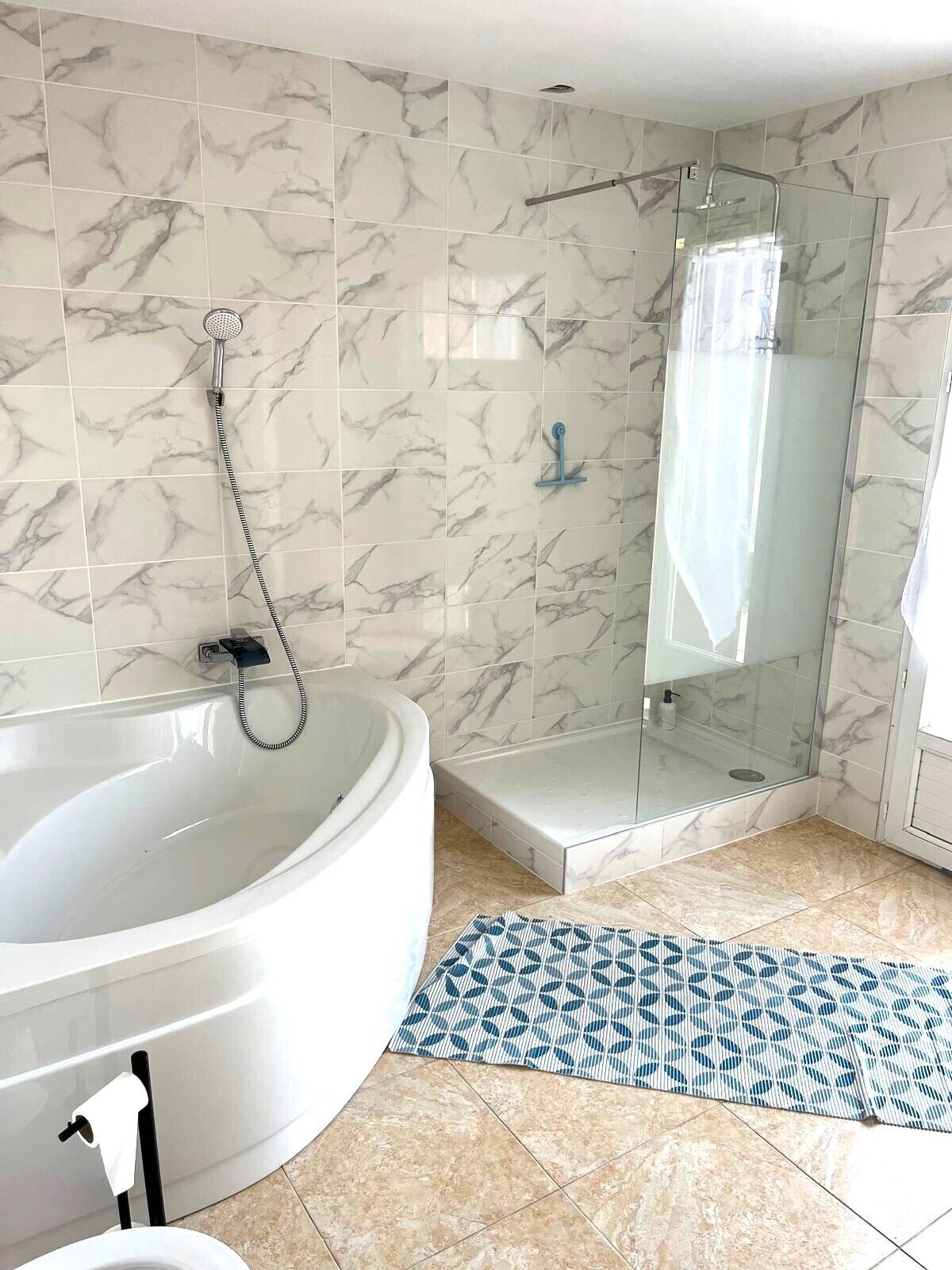 Douche, sèche-cheveux, serviettes fournies, savon