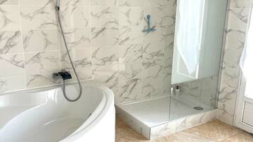 Douche, sèche-cheveux, serviettes fournies, savon