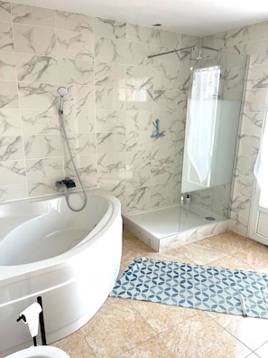 Douche, sèche-cheveux, serviettes fournies, savon