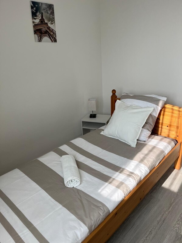 5 soverom, strykejern/-brett, wi-fi og sengetøy