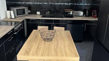 電子レンジ、オーブン、コンロ、食器洗い機