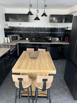 Microondas, horno, parrilla de estufa y lavavajillas 