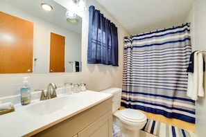 Towels, soap, shampoo, toilet paper - KY WATER Front Hideaway w/ Fire Pit &  View (New Concord)