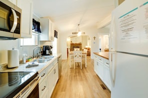 Fridge, microwave, oven, stovetop - KY WATER Front Hideaway w/ Fire Pit &  View (New Concord)