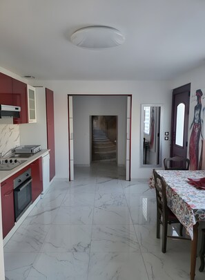 Frigorífico, microondas, horno y placa de cocina