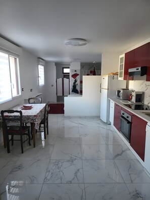 Een koelkast, een microgolfoven, een oven, een kookplaat