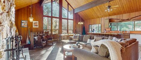 Televisión, chimenea y tenis de mesa