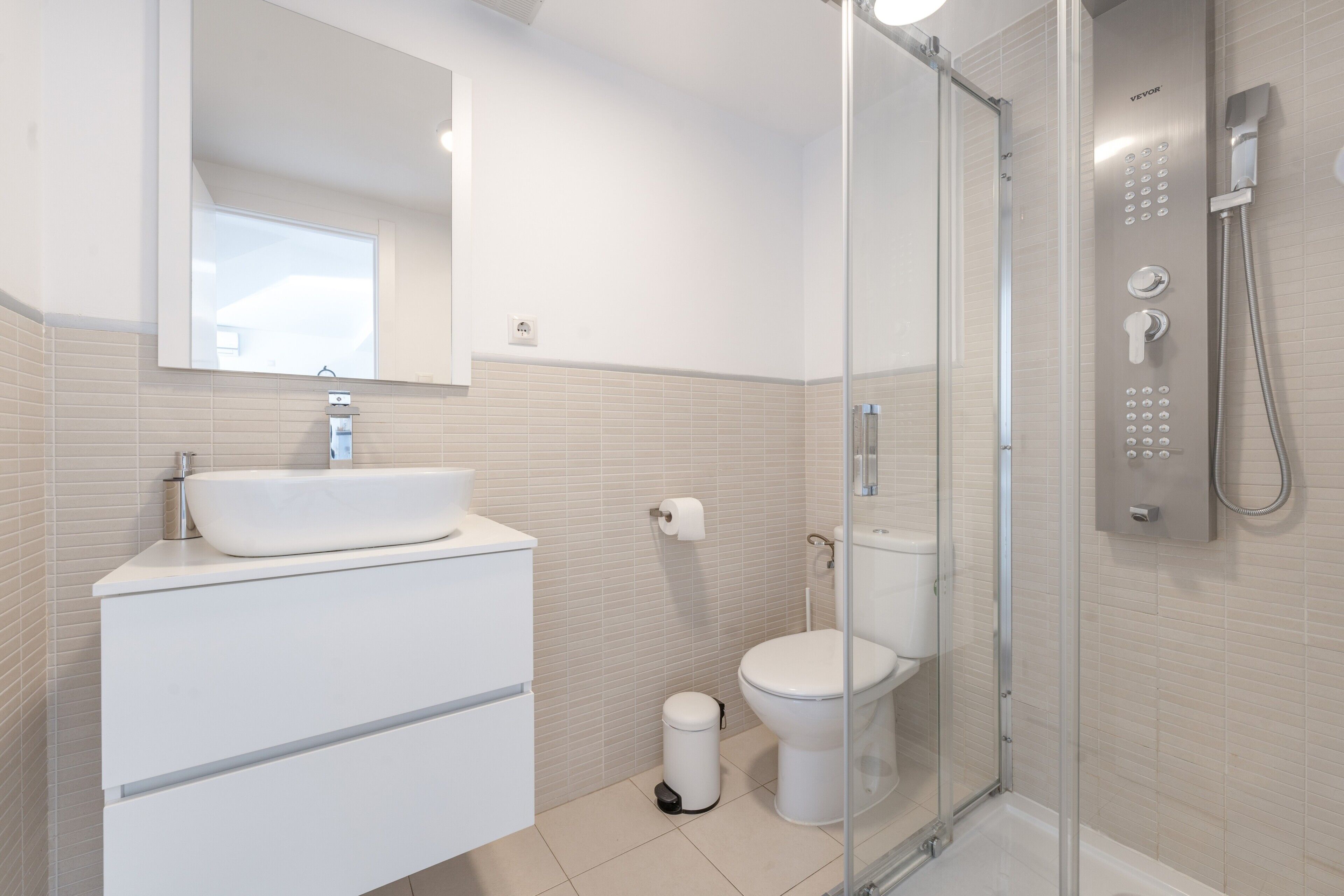 Een douche, een haardroger, handdoeken