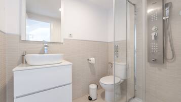 Een douche, een haardroger, handdoeken