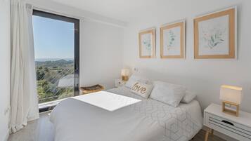 Een strijkplank/strijkijzer, wifi, beddengoed