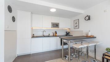 Een koelkast, een magnetron, een oven, een kookplaat