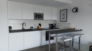 Kjøleskap, mikrobølgeovn, ovn og kokeplater