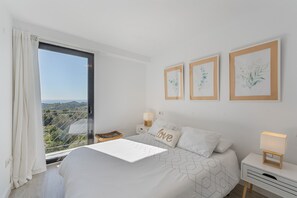 Tabla de planchar con plancha, wifi, ropa de cama