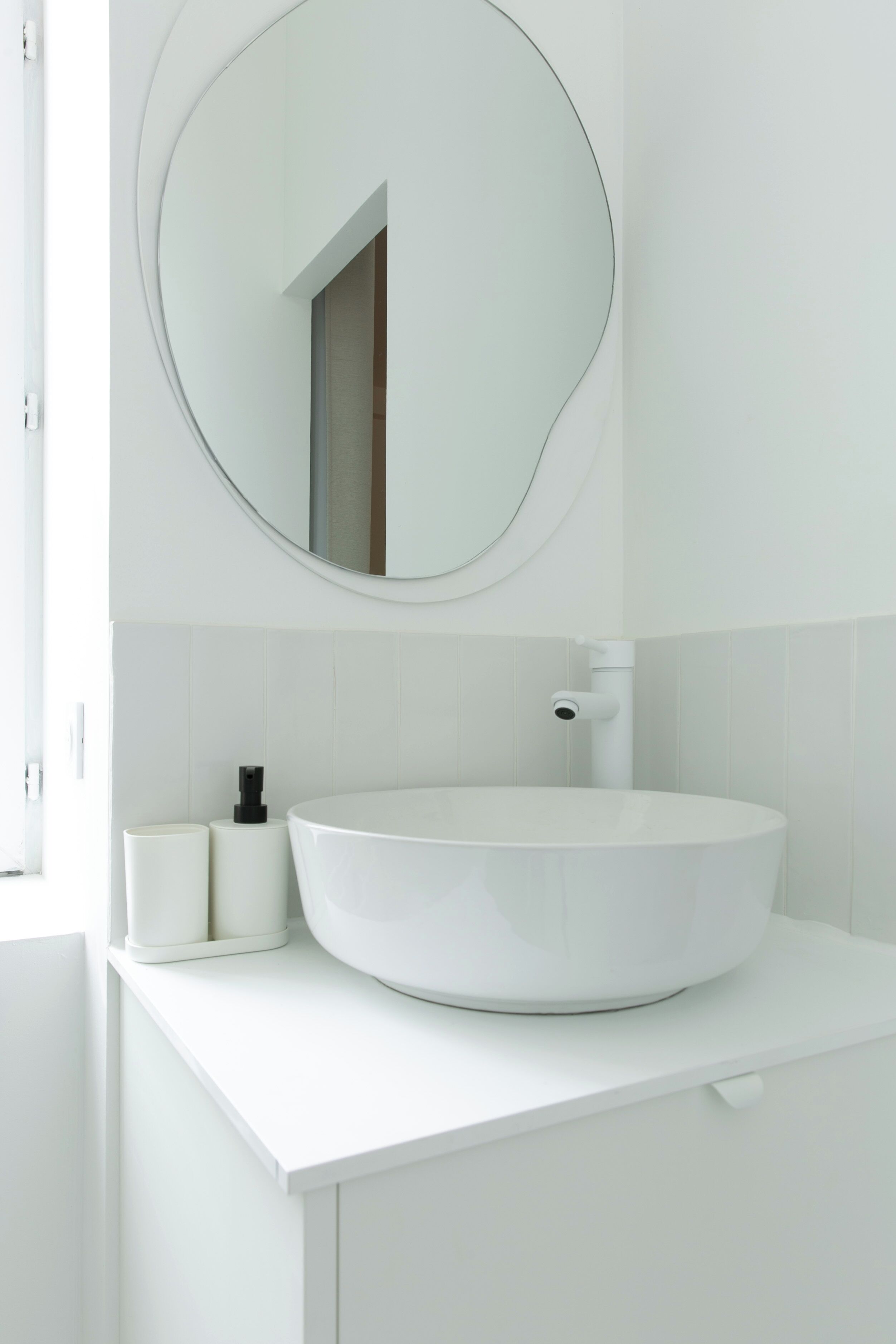 Sèche-cheveux, serviettes fournies, savon, shampoing