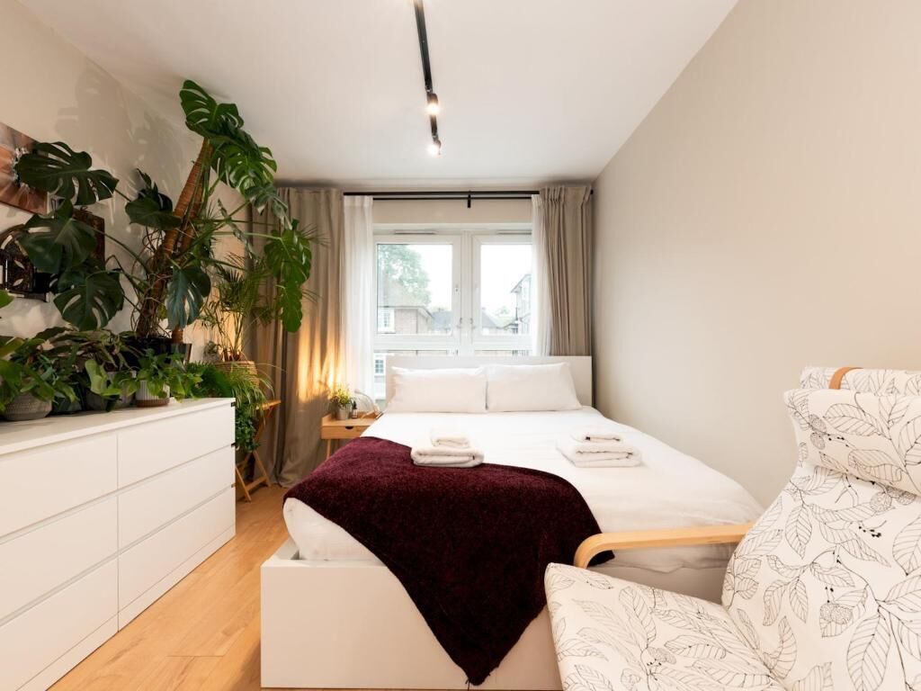 2 slaapkamers, een bureau, een strijkplank/strijkijzer, reisbedje