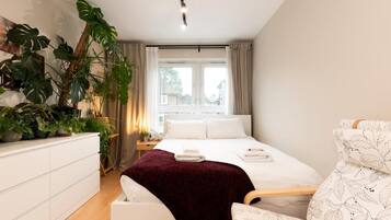 2 slaapkamers, een bureau, een strijkplank/strijkijzer, reisbedje