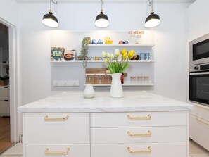 Fridge, microwave, oven, stovetop - Modern & Convenient 2-Bed Flat Near Tube – Heart of London (London)