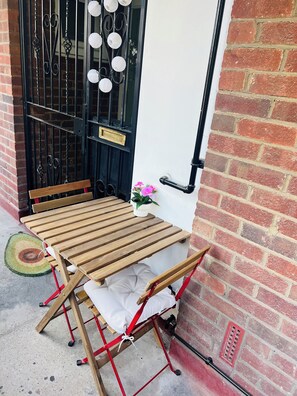 Outdoor dining - Modern & Convenient 2-Bed Flat Near Tube – Heart of London (London)