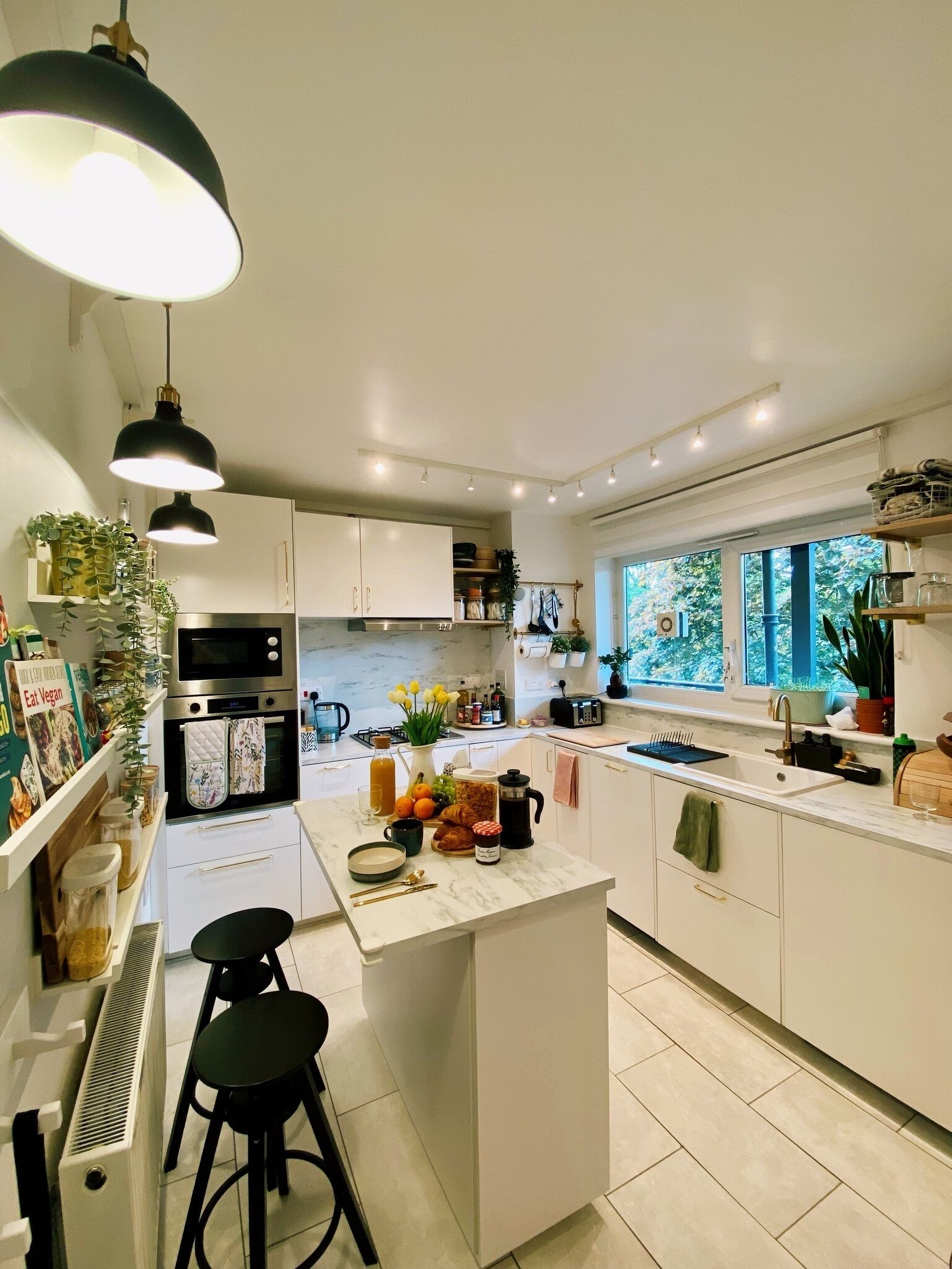 Refrigerador, microondas, horno y parrilla de estufa 