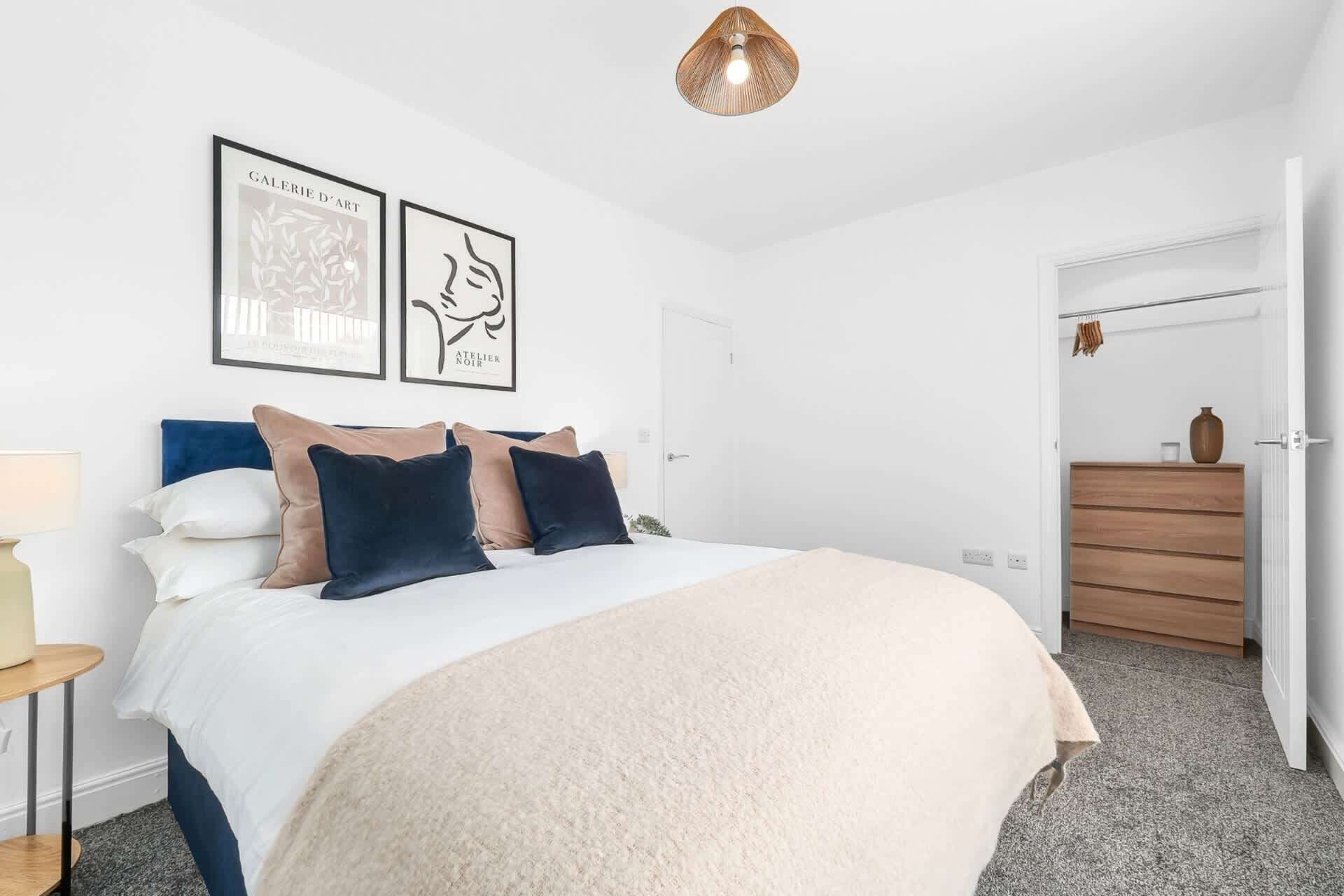 Tabla de planchar con plancha, internet y ropa de cama 