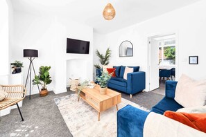 TV, offices - 2BDR Stanley House | Free Parking | Private Garden (Stoke-on-Trent)