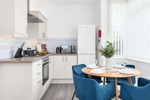 Fridge, microwave, oven, stovetop - 2BDR Stanley House | Free Parking | Private Garden (Stoke-on-Trent)