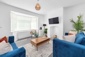 TV, offices - 2BDR Stanley House | Free Parking | Private Garden (Stoke-on-Trent)