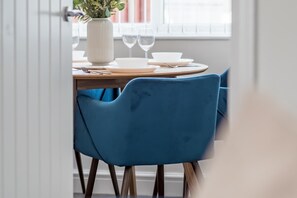 Dining - 2BDR Stanley House | Free Parking | Private Garden (Stoke-on-Trent)