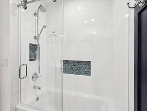 Towels, soap, toilet paper - Oceanview Townhome w/ Hot Tub & Modern Design (Bethany Beach)