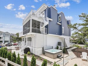 Outdoor spa tub - Oceanview Townhome w/ Hot Tub & Modern Design (Bethany Beach)