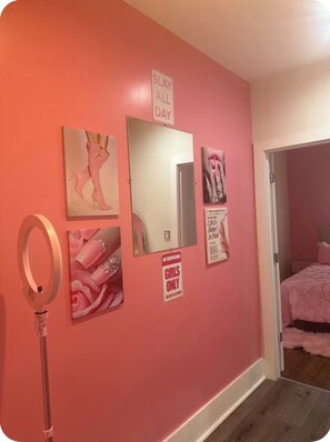 Tabla de planchar con plancha, wifi, ropa de cama