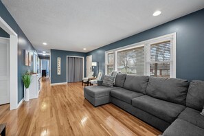 Een smart-tv, tafelvoetbal, boeken en een stereo