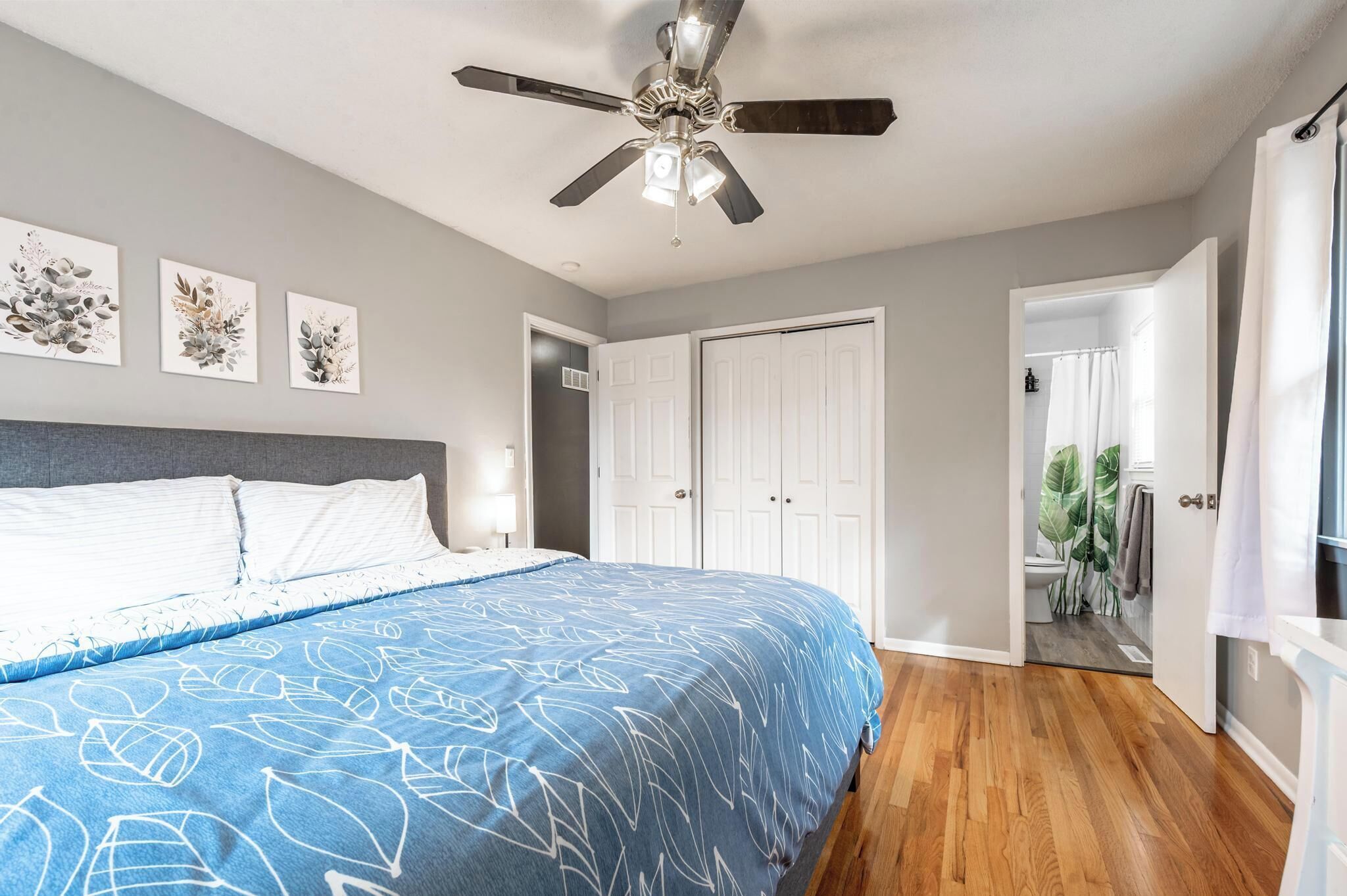 Fer et planche à repasser, lit parapluie, Wi-Fi gratuit, draps fournis