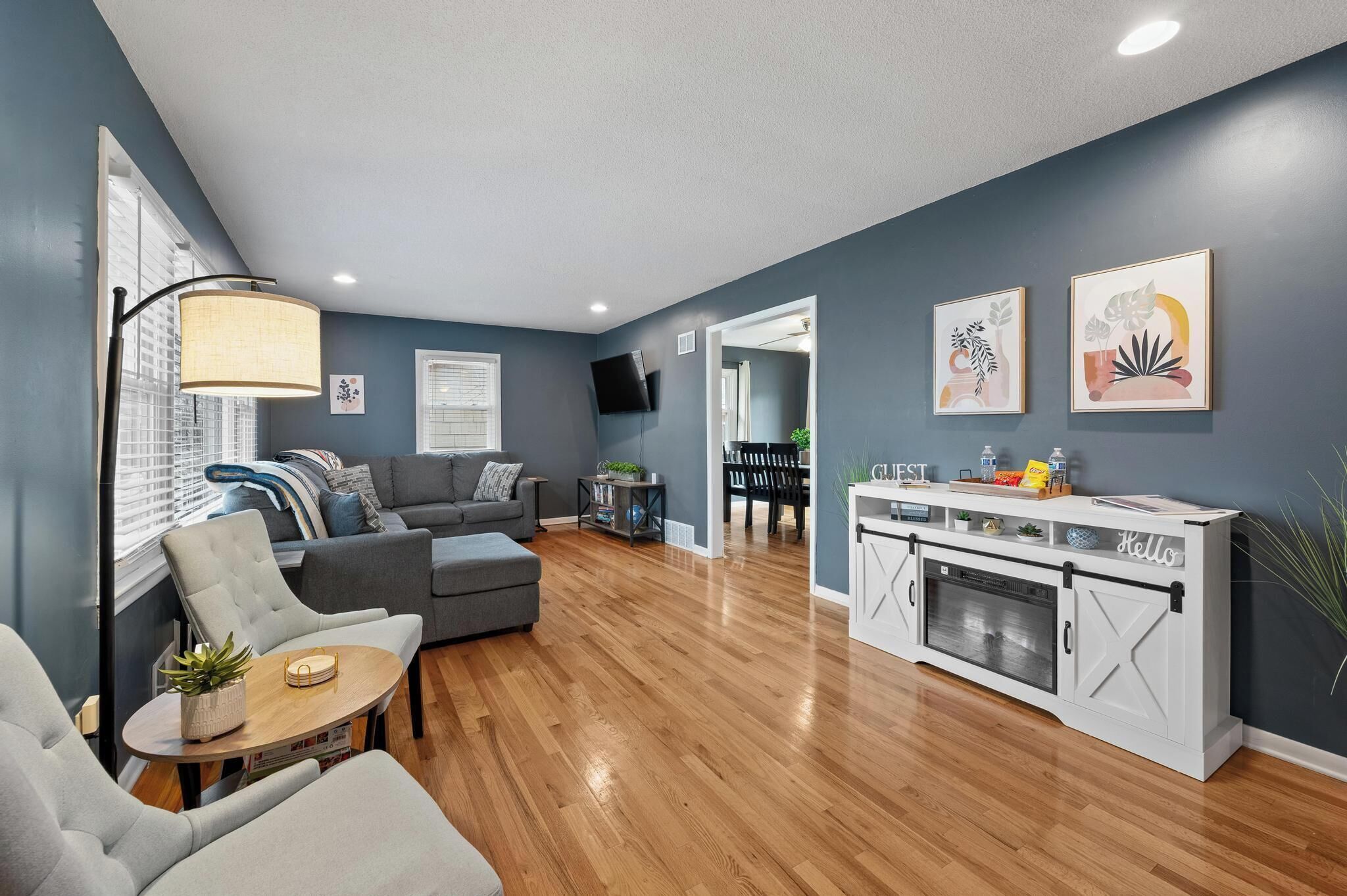 TV connectée, baby-foot, livres, chaîne hi-fi