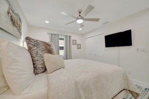 Escritorio, tabla de planchar con plancha, cuna de viaje y wifi 