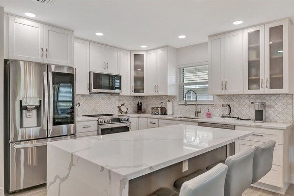 Refrigerador, microondas, horno y parrilla de estufa 