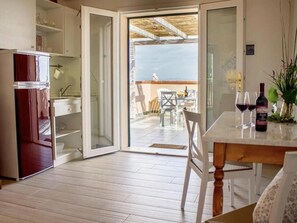 Een keuken met een schuifdeur naar een balkon met tuinmeubilair.
