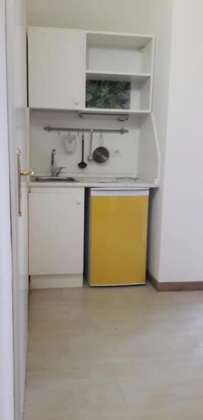 Kühlschrank, Herdplatte, Kochgeschirr/Geschirr/Besteck