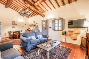 A living room with a sofa, coffee table, and a TV. - Tenuta della Selva - Castellaccio 7 (Murlo)