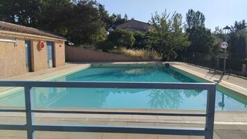 Una piscina al aire libre