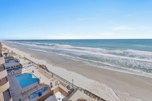 On the beach - ⚓Oceanfront with Breathtaking Views | Family Friendly | Sand Dollar 501⚓ (Daytona Beach Shores)