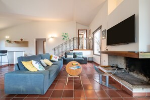 Una televisión, una chimenea, un reproductor estéreo